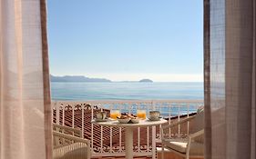 C'Est La Vie - Beachfront Accommodation
